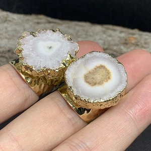 14K vergoldeter Sonnenblumen-Ring mit weißem Kristall und gehämmerter Metalltextur