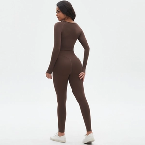 Détail de l'ensemble de yoga sans couture marron foncé montrant la texture du tissu