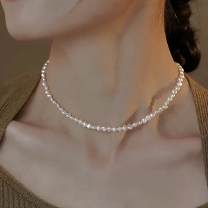 Zarte Barock Süßwasserperle Choker Halskette, elegantes minimalistisches Schmuckdesign für Damen.