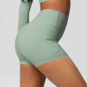 Détail du short de yoga taille haute vert sauge avec poche latérale et coutures invisibles