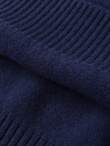 Detaillierte Makroaufnahme von dunkelblauem Strickgewebe mit Rippstruktur und Wollfinish