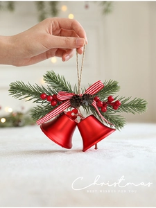 Nahaufnahme festlicher roter Weihnachtsklocken mit Tannennadeln und Schleifen-Deko