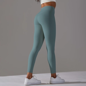 Détail du legging de yoga taille haute bleu brume montrant la coupe sans couture et lift
