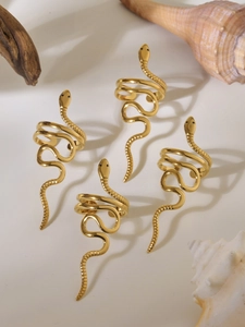 Vista dettagliata di quattro anelli a serpente in acciaio inossidabile placcato oro 18k