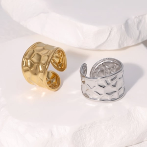 Verstellbarer breiter Wasserwellenring aus Titanstahl in Gold und Silber Optik