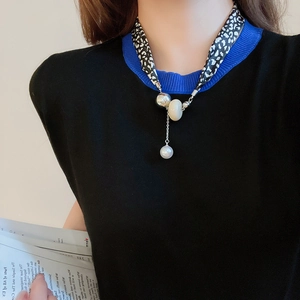 Détail du collier foulard en soie léopard avec perle baroque et perles métalliques
