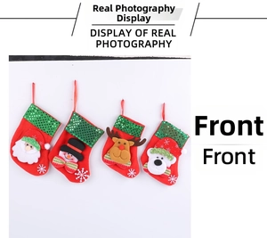Detail von vier Weihnachtsstrümpfen mit Pailletten und 3D-Plüsch-Weihnachtsfiguren