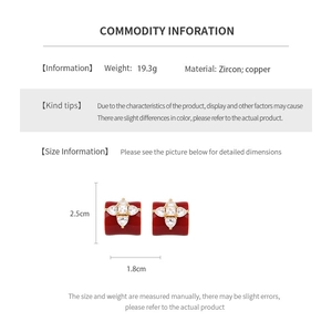 Vue détaillée des boucles d'oreilles fleur rouge plaquées or 18 carats avec zircon