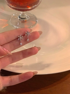 Vue détaillée des boucles d'oreilles flocon de neige avec zircons et pendentif goutte