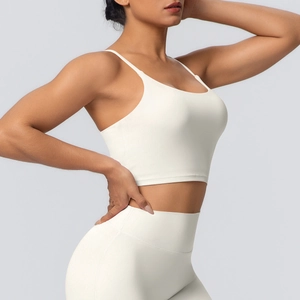 Détail de l'ensemble de sport blanc crème avec brassière et legging taille haute