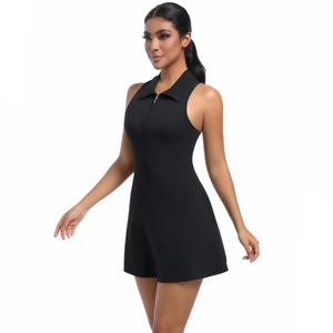 Détail d'une robe de sport noire avec col polo, fermeture éclair quart et design sans manches
