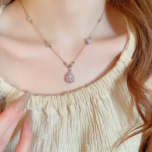 Collier élégant style chinois avec pendentif croix violette et perles sur cordon