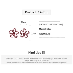 Détails de boucles d'oreilles fleurs rouge foncé avec dimensions et matériaux