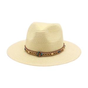 Détail d'un chapeau de paille bohème avec bandeau en pierre turquoise et chaîne dorée