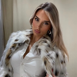 Γυναικεία εσάρπα από ψεύτικη γούνα με animal print, λευκό πουκάμισο και κρίκους