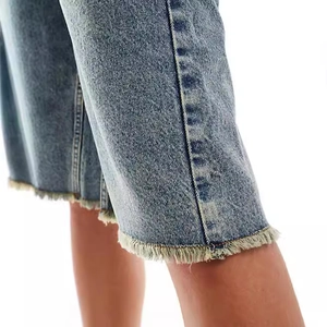 Détail de l'ourlet effiloché sur un short décontracté en denim bleu pour femmes