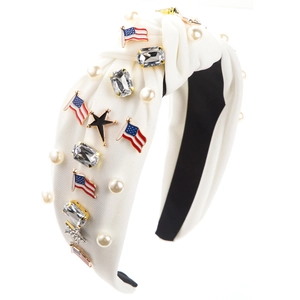 Détail du serre-tête noué blanc avec perles, cristaux et breloques drapeau américain