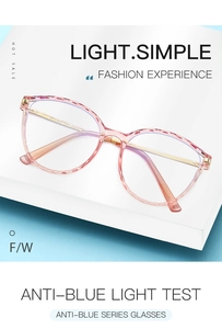 Dettaglio degli occhiali anti-luce blu in TR90 rosa su supporto geometrico bianco