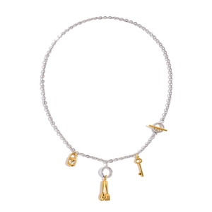 Collier en acier bicolore avec fermoir OT et breloques en forme de cœur et couverts