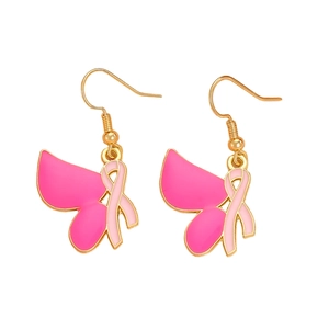 Detailansicht der Ohrringe mit rosa Schleife und Schmetterlingsflügeln aus Goldlegierung