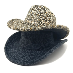 Détail de deux chapeaux de cowboy en peluche léopard en fausse fourrure marron et gris