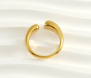 Gros plan détaillé d'une bague ajustable en forme de goutte d'eau plaquée or 18 carats