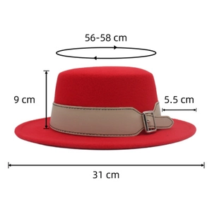 Dettaglio di cappello in lana rosso a tesa piatta con cinturino beige e fibbia in metallo