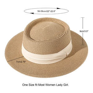 Cappello di paglia a testa piatta da donna con nastro e dettagli sulle dimensioni su bianco