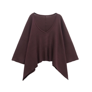Dettaglio top in maglia a coste marrone scuro con scollo a V e maniche a pipistrello