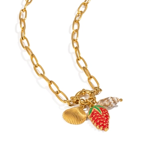 Dettaglio della collana in oro 18K con ciondoli a conchiglia, fragola e conchiglia naturale