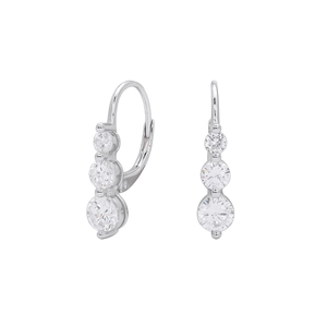 Détail de boucles d'oreilles en argent S925 avec trois zircons cubiques verticaux