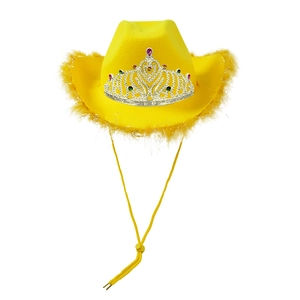 Sombrero de vaquero amarillo con borde de plumas y detalle de corona de diamantes