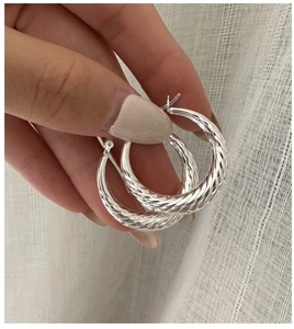 Detailaufnahme der S925 Sterlingsilber Creolen mit gedrehter Croissant-Textur im Vintage-Stil
