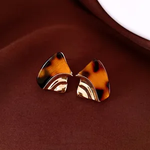 Boucles d'oreilles géométriques vintage en résine plaquée or avec texture écaille de tortue