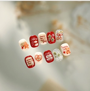 Détail de faux ongles de Noël avec ours mignons, bonhommes de neige et motifs à carreaux