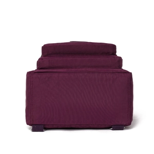 Vue macro de la texture en nylon et des coutures sur le sac à dos violet foncé