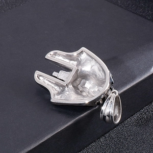 Vue macro du revers du pendentif en acier argenté avec texture de placage en or 18 carats