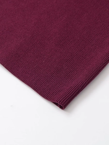 Détail du tissu en maille côtelée bordeaux avec une texture de haute élasticité