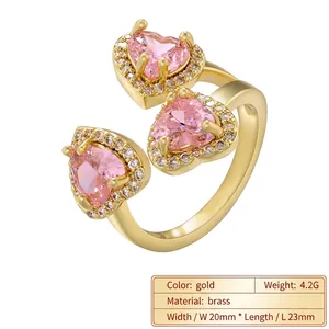 Anello cuore placcato oro 18K con tre pietre rosa e dettagli in zircone lucido