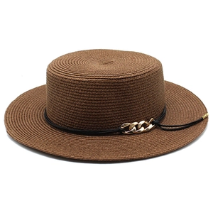 Chapeau de paille à sommet plat avec cordon noir et chaîne dorée pour vacances à la plage