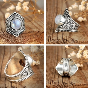 Détails macro d'une bague vintage en argent avec pierre de lune et motifs ciselés bohèmes