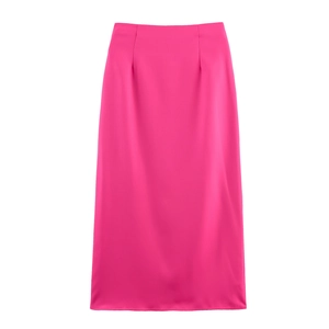 Detailansicht des rosa Satin-Maxirocks mit hochwertigem, glattem Stoff und eleganter Textur