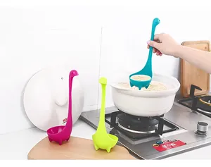 Drie creatieve Nessie-soeplepels in blauw, roze en groen die op het aanrecht staan