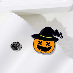 Macro d'un badge citrouille d'Halloween avec chapeau de sorcier noir et finition orange