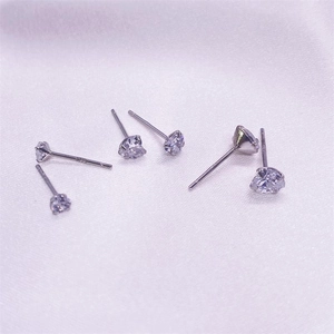 S925 sterling silver heart-shaped stud earrings with sparkling white cubic zirconia