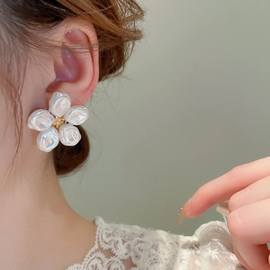 Orecchini a perno a fiore di perle retrò francesi con centro dorato indossati di profilo