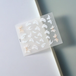 Autocollants nail art 3D papillon et plume avec motifs relief blancs et dorés TS-157
