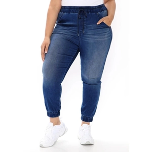 Détail d'un pantalon de jogging en jean grande taille à cordon en bleu foncé