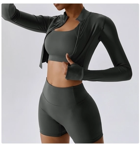 Dettaglio del set sportivo grigio scuro con giacca con fori per i pollici e pantaloncini