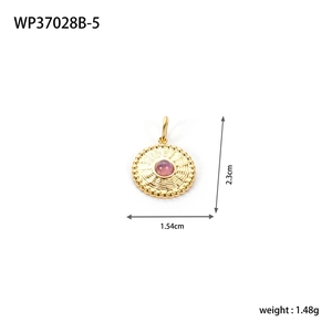 Dettaglio del ciondolo a raggiera con gemma rosa e misure di 2,3 cm x 1,54 cm